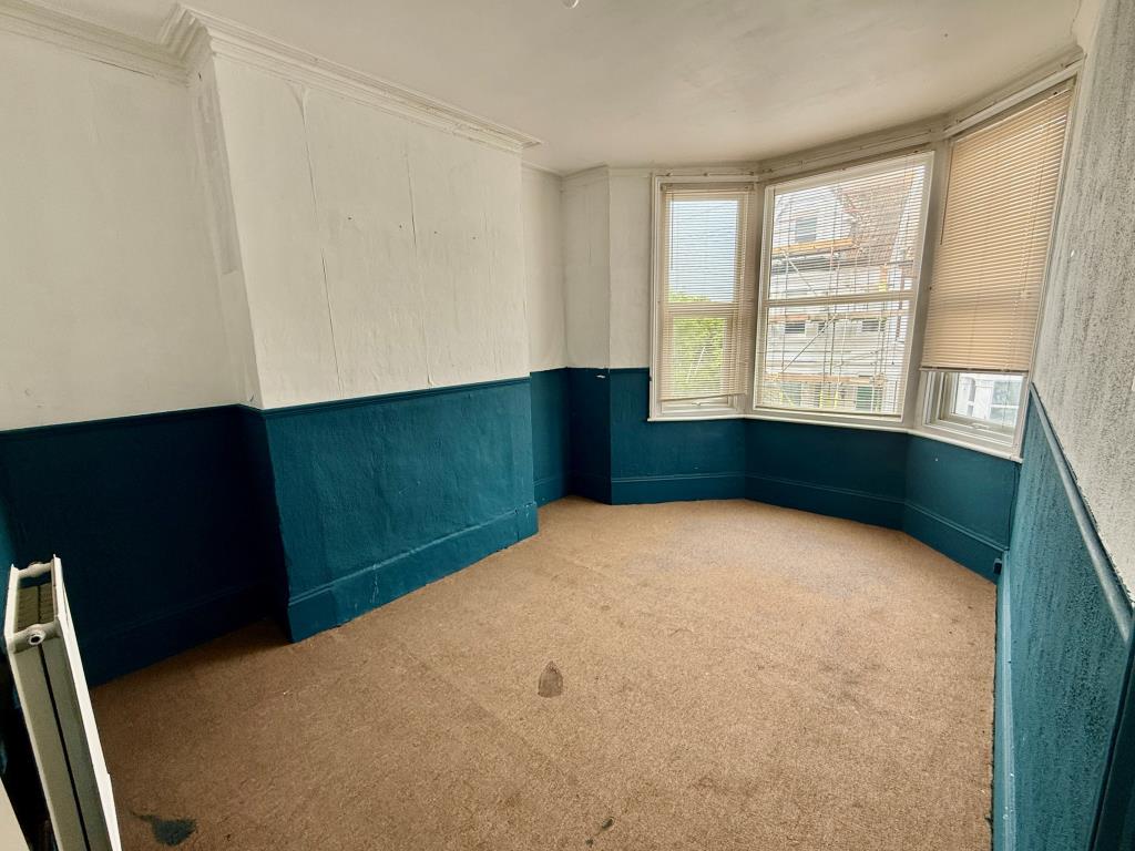 Lot: 160 - FIVE-BEDROOM HOUSE FOR REFURBISHMENT - Bedroom one